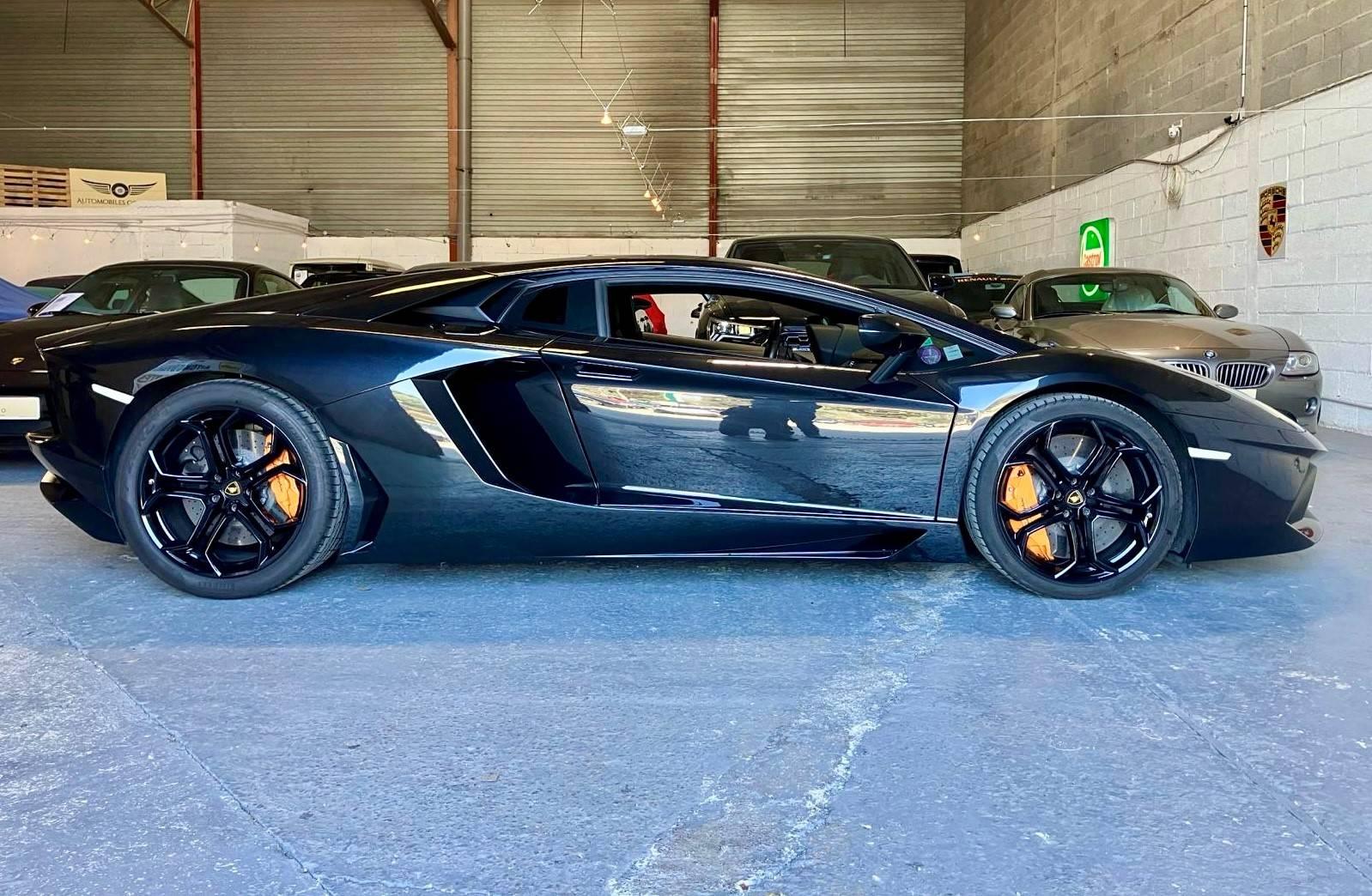 LAMBORGHINI AVENTADOR