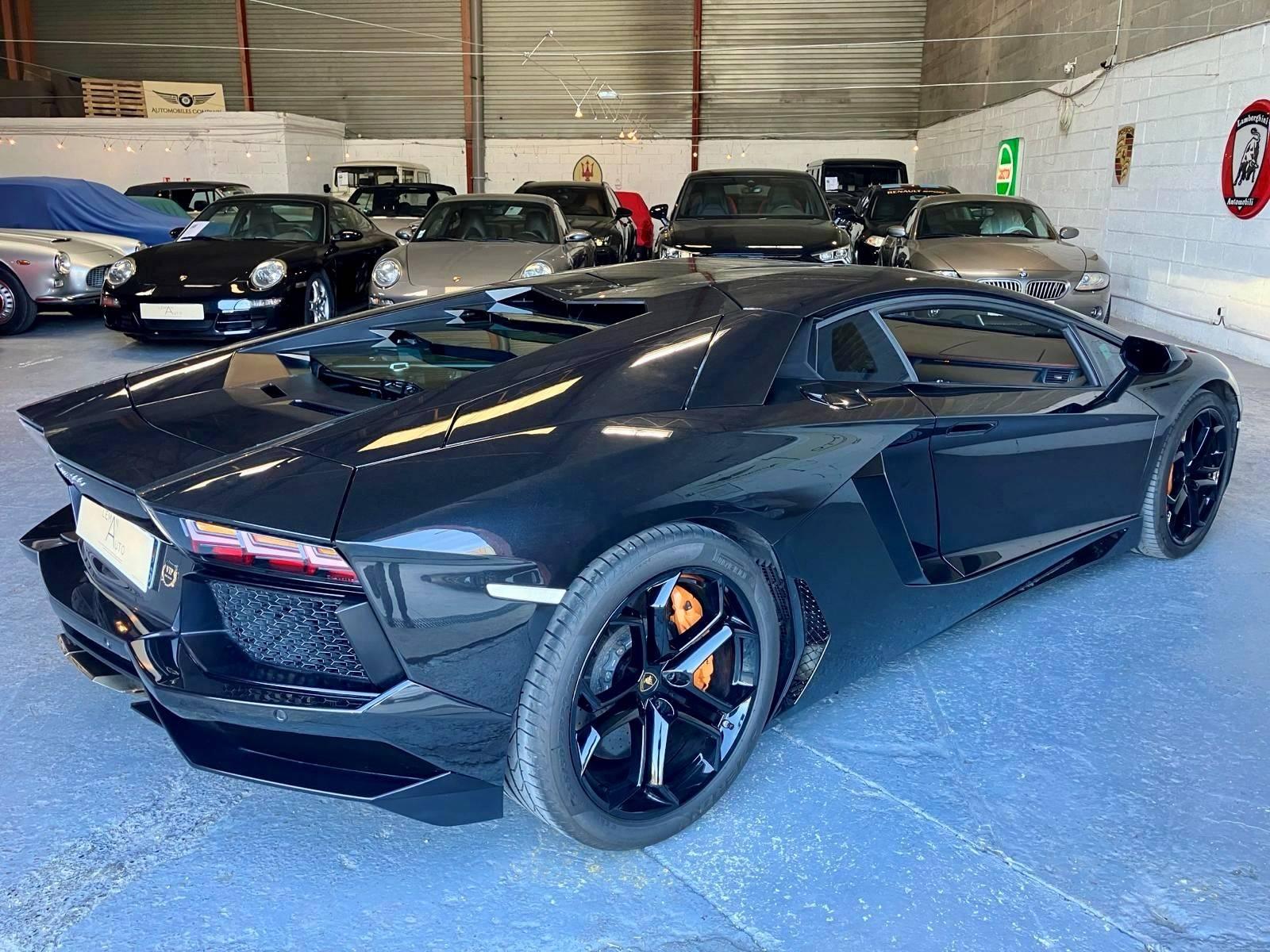 LAMBORGHINI AVENTADOR