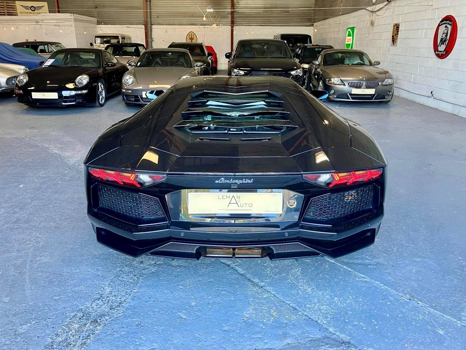 LAMBORGHINI AVENTADOR
