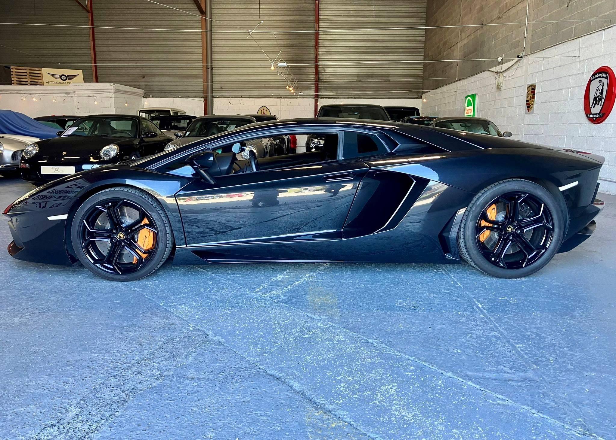 LAMBORGHINI AVENTADOR