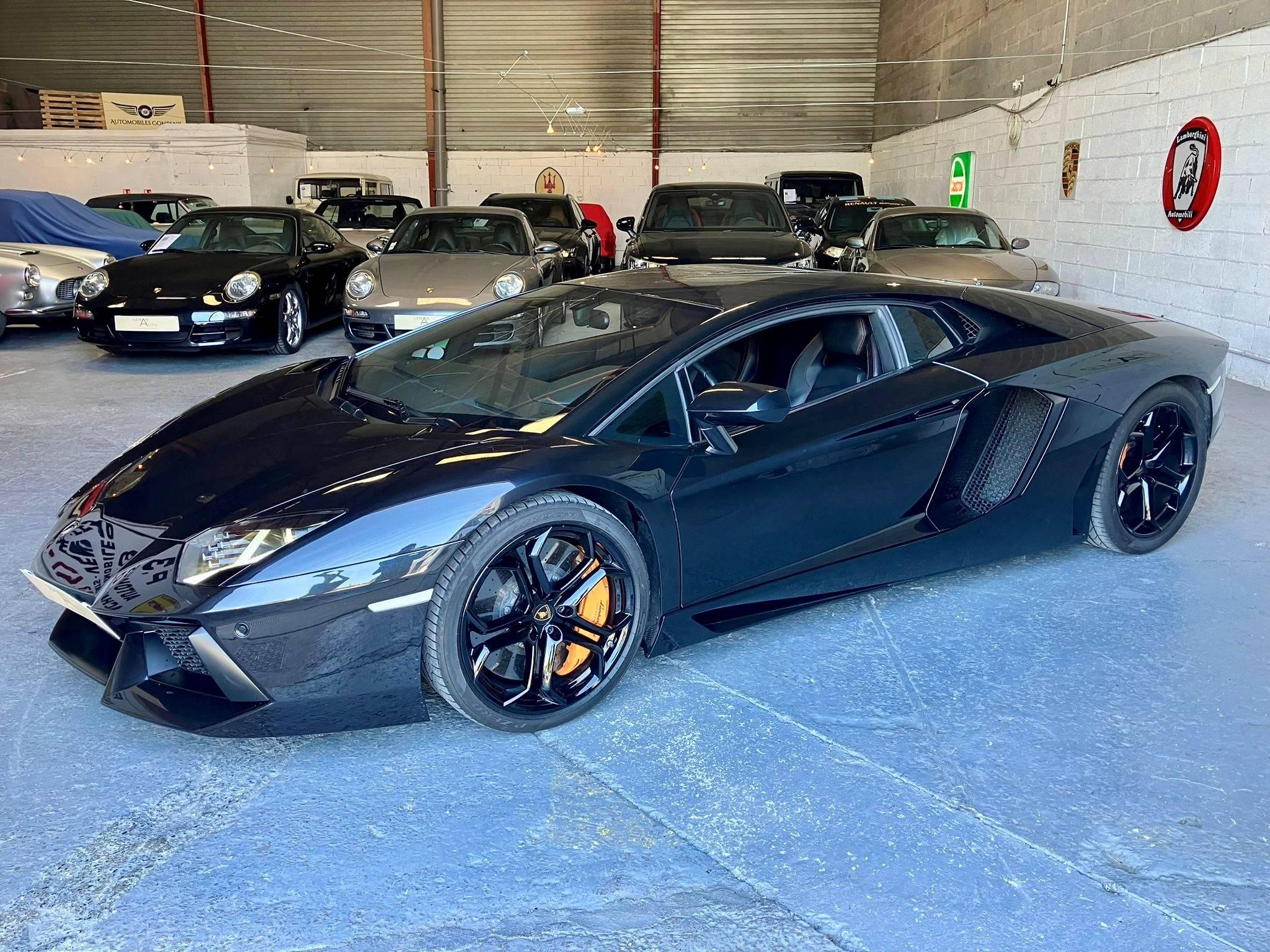 LAMBORGHINI AVENTADOR