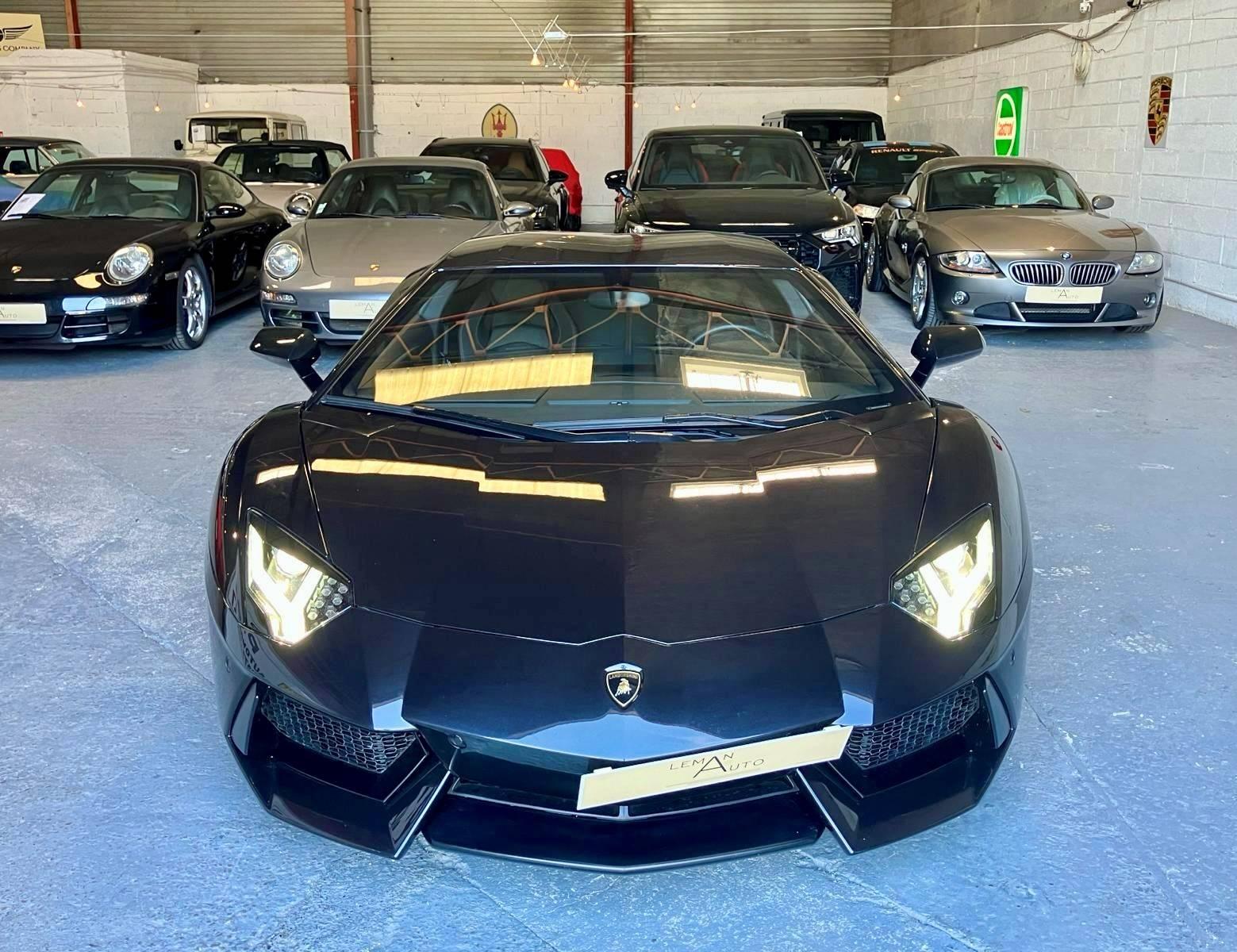 LAMBORGHINI AVENTADOR