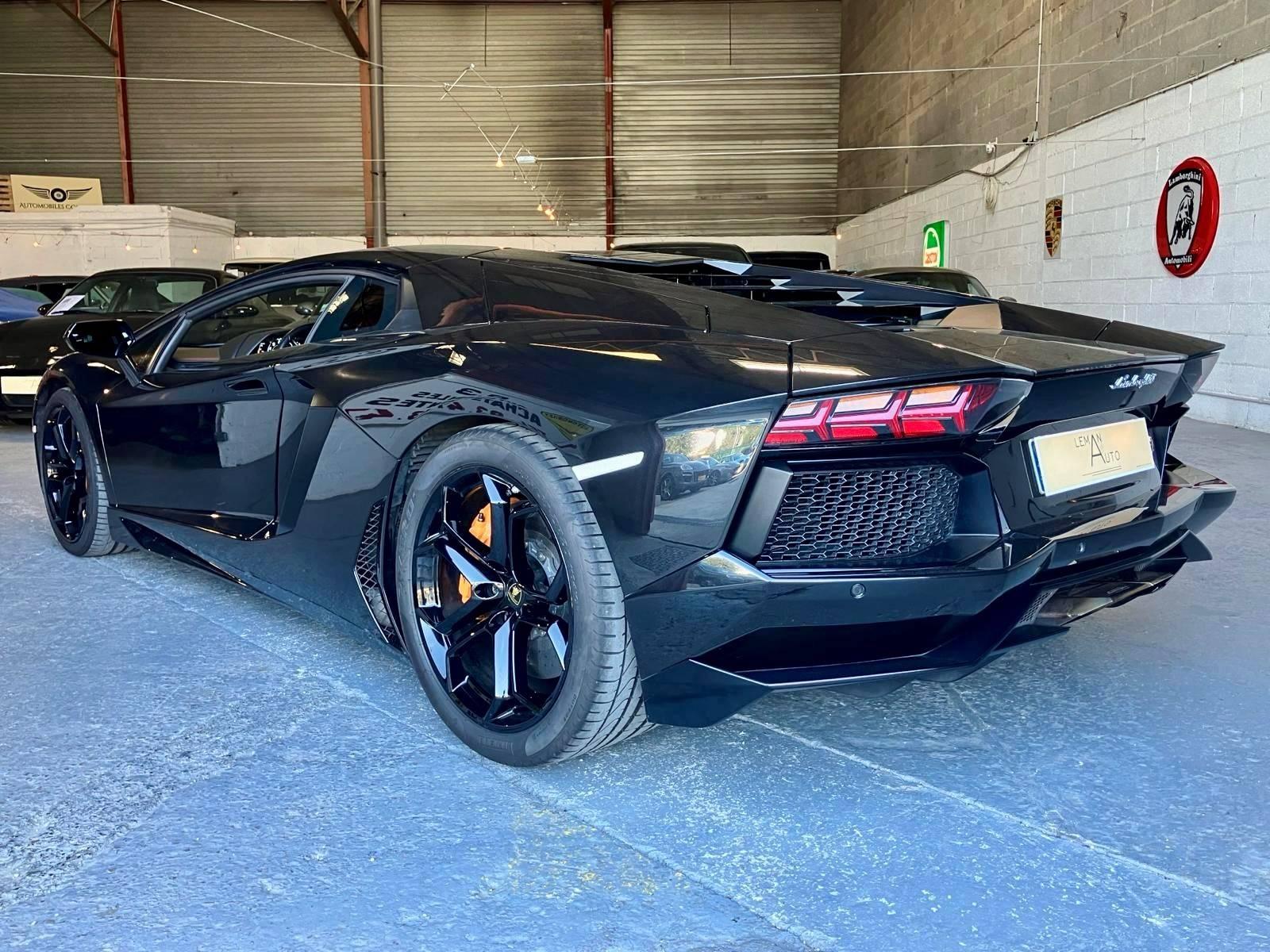 LAMBORGHINI AVENTADOR