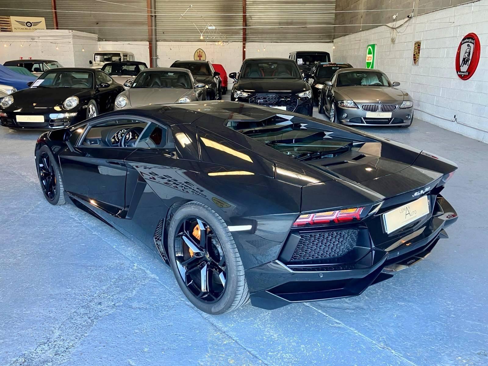 LAMBORGHINI AVENTADOR