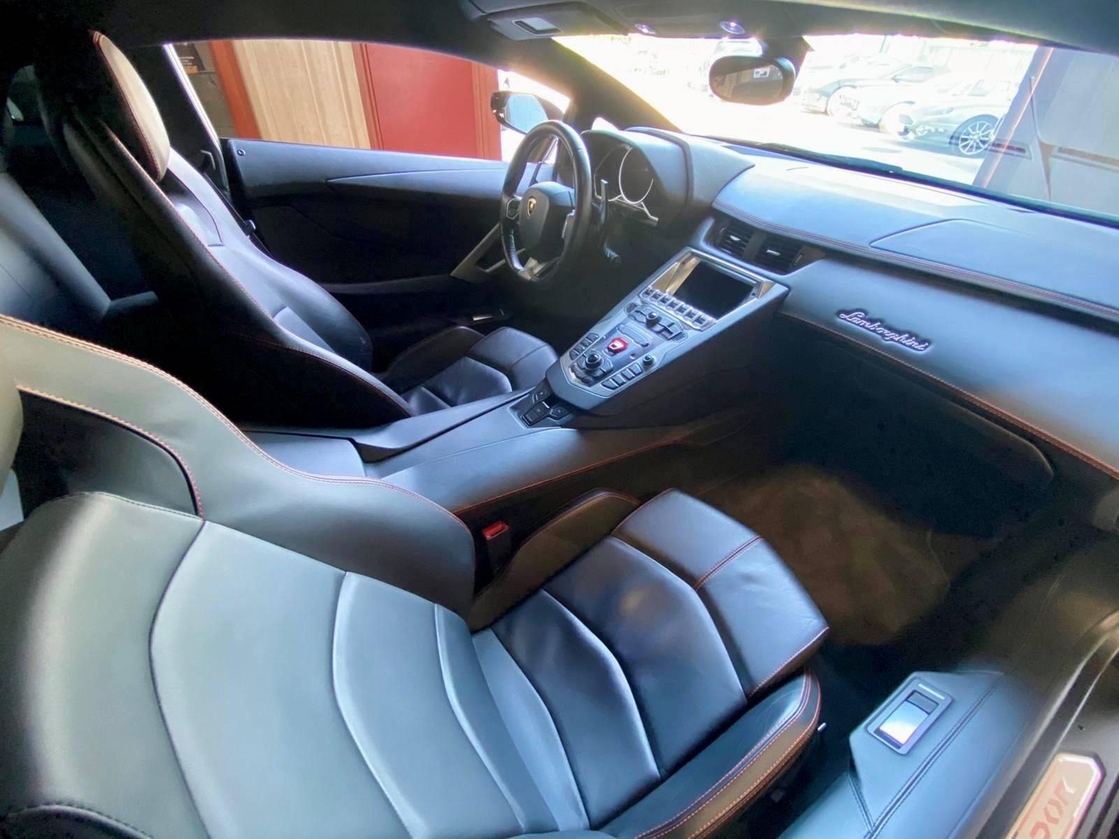 LAMBORGHINI AVENTADOR