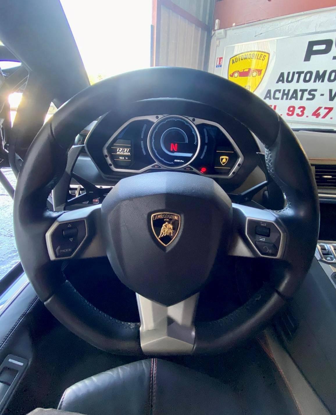 LAMBORGHINI AVENTADOR