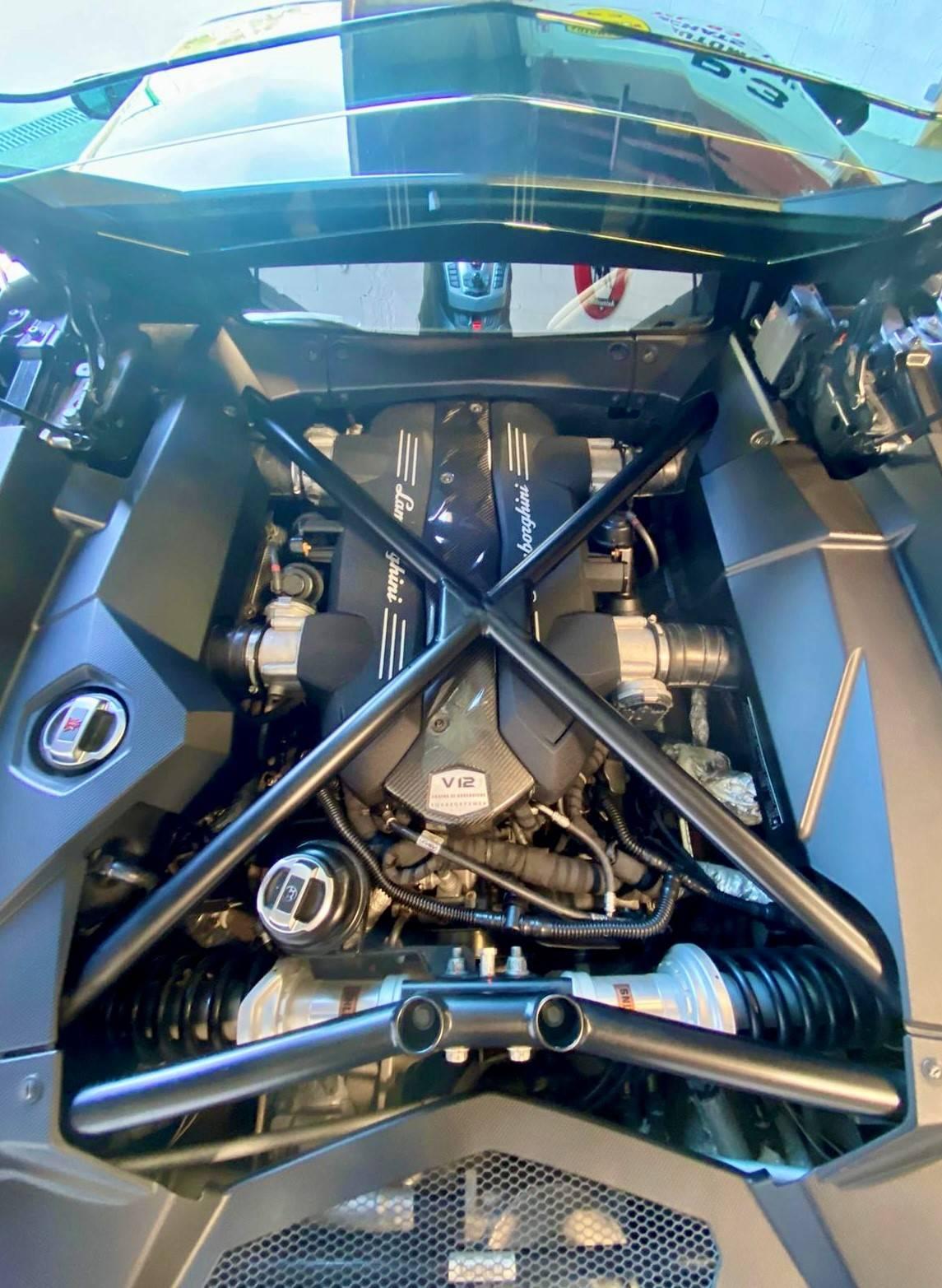 LAMBORGHINI AVENTADOR