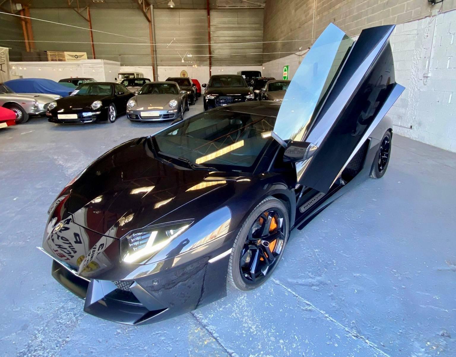 LAMBORGHINI AVENTADOR
